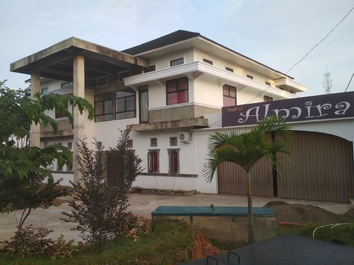 Almira homestay Jambi Exterior foto